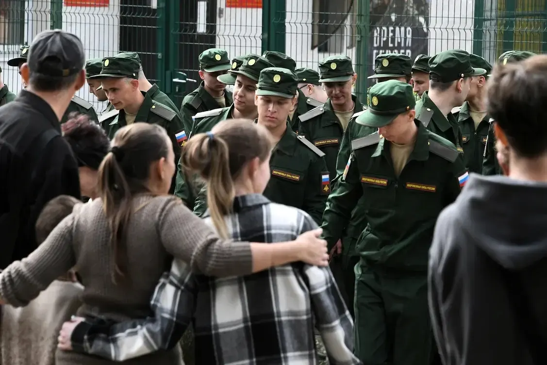 Инициативная группа из более чем 450 женщин подала первый иск в Верховный суд и планирует серию заявлений против поправок, которые лишают право на выплаты тех, у кого не было общего несовершеннолетнего ребёнка с погибшим.