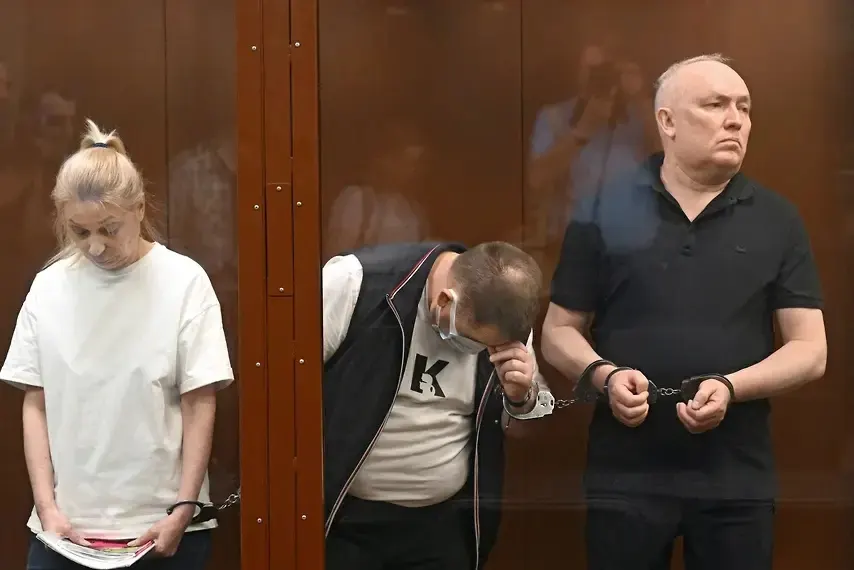 Владелец и два бывших руководителя предприятия осуждены по новому приговору за завышение стоимости контрактов и мошенничество на 48,7 млн рублей — им назначены сроки, штрафы и ограничение свободы.
