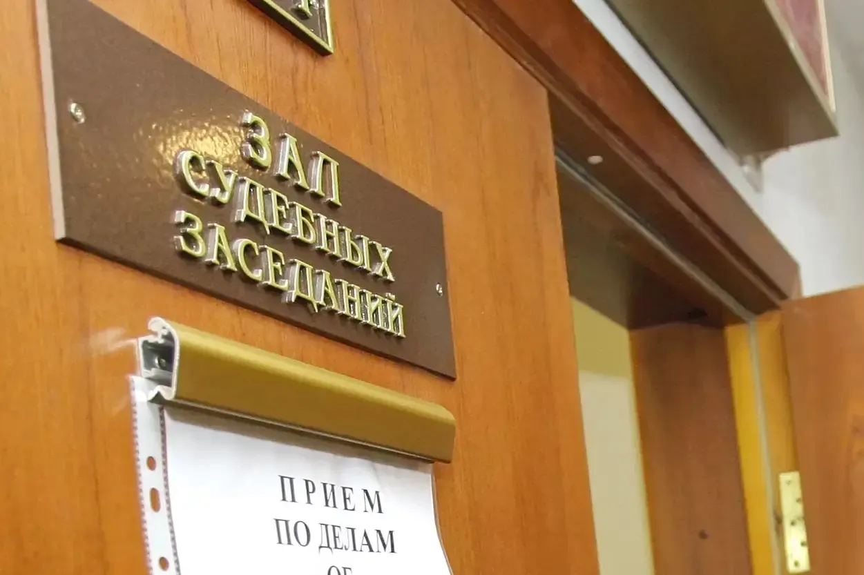 Верховный суд фиксирует 219 приговоров по статье о госизмене за прошлый год. Правозащитники считают, что реальные цифры выше; в 2025 году число таких приговоров продолжило расти.