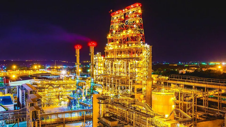 После удара беспилотников 7 мая НПЗ «Пермнефтеоргсинтез» в Перми полностью остановил переработку нефти: на заводе произошёл пожар и повреждены технологические установки. Это уже девятый за весну российский НПЗ, временно прекративший работу.