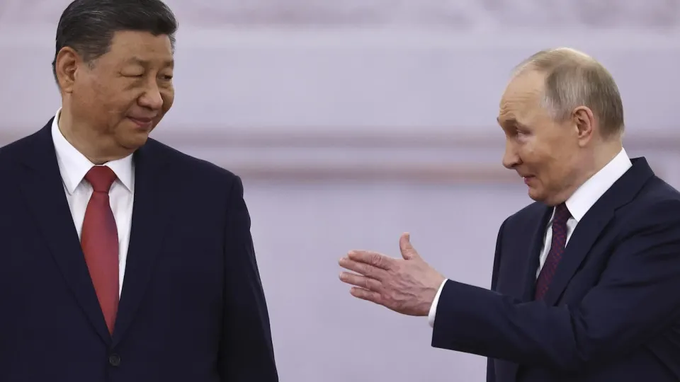 Президент в пятый раз с 2022 года посетит Пекин: в повестке — переговоры о проекте «Сила Сибири‑2», цене и инвестиционных условиях. В делегацию войдут главы «Роснефти» и «Газпрома», но ключевые вопросы остаются неурегулированными.