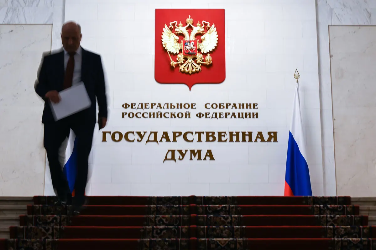 Законопроект, предусматривающий арест имущества россиян за границей при ряде конкретных нарушений, будет рассмотрен Госдумой 26 мая. Во втором чтении в документ внесён закрытый перечень правонарушений.