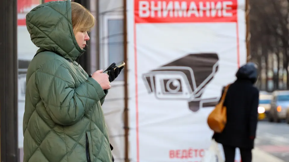 Сообщения со ссылками на ключи для VPN автоматически исчезают из чатов, а повторная отправка приводит к выходу из аккаунта. Похожая практика вводится и в других госслужбах в рамках борьбы с обходом блокировок.