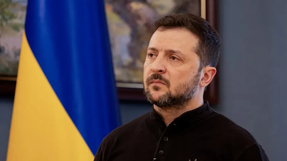 После заявления Минобороны РФ о прекращении огня президент Украины объявил зеркальный режим тишины с 00:00 в ночь с 5 на 6 мая и призвал Кремль предпринять реальные шаги к завершению войны.