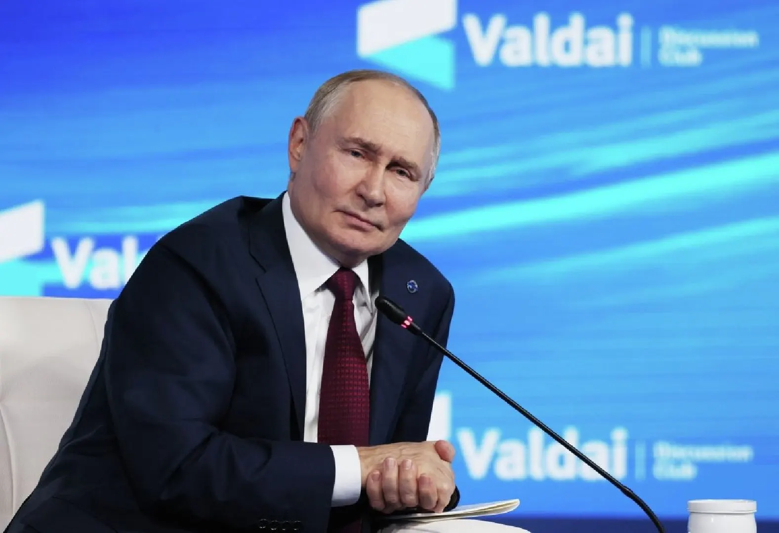 Международный уголовный суд постановил, что страны, ратифицировавшие Римский статут, при приглашении Владимира Путина обязаны выполнить ордер на арест. Исключение — переговоры под эгидой ООН; приостановка преследования возможна лишь через резолюцию Совета Безопасности по Главе VII.