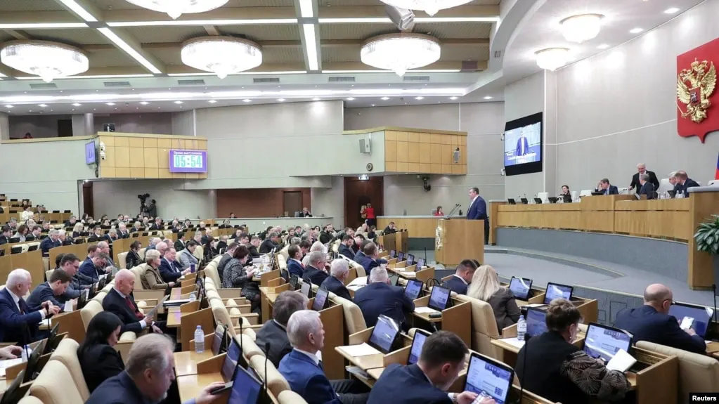 Депутаты приняли пакет поправок: «иностранным агентам» запретили размещать социальную рекламу, банки обязаны в трёхдневный срок передавать данные по операциям, вводится электронная отчётность с сентября 2026 года, а также ограничения на авторизацию через зарубежные сервисы. Законы ещё должны пройти Совет Федерации и подпись президента.