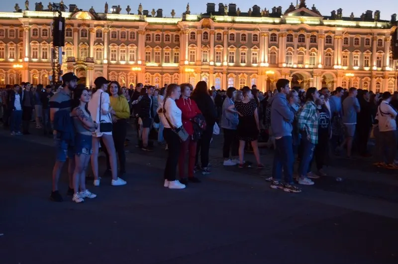 В ночь с 27 на 28 июня в Санкт‑Петербурге состоится праздник «Алые паруса» для около 66 тысяч выпускников; власти утвердили 300 приоритетных образовательных программ и расширили число бюджетных мест, а в Смоленске пройдёт День молодёжи с концертами и интерактивными площадками.
