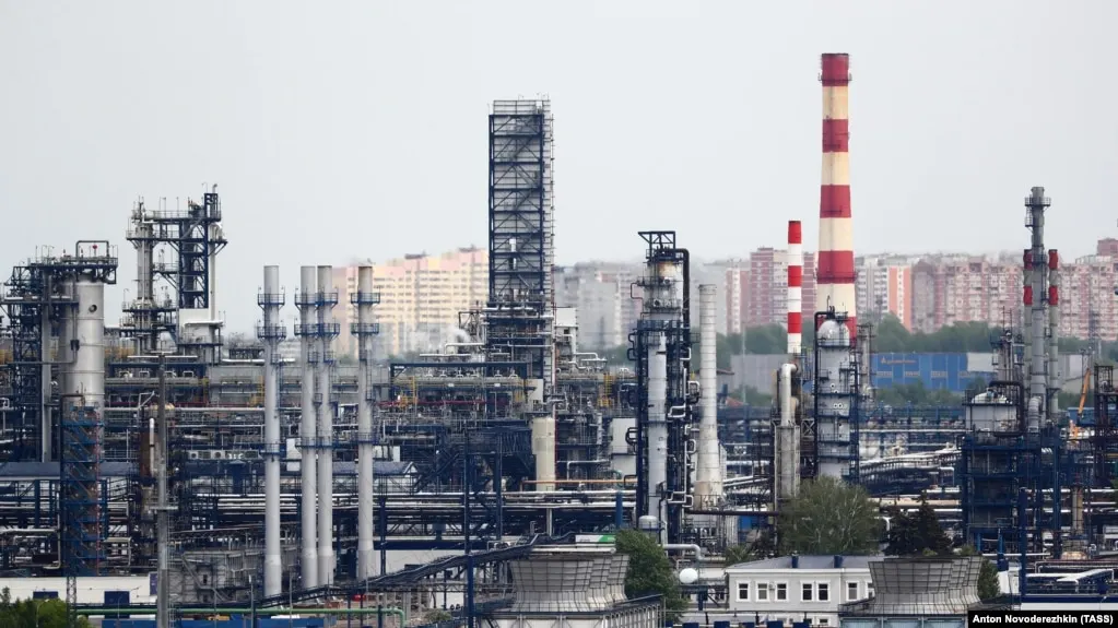 Ночью в столице и на юге страны произошли пожары на нефтяных объектах после атак беспилотников; пострадавших не сообщают, пожары локализованы.