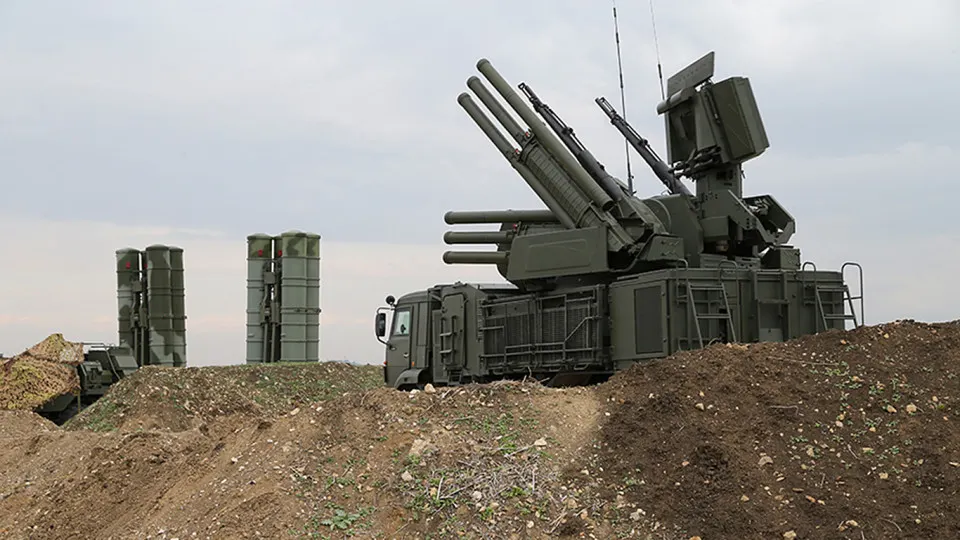 Российские военные применяют новую систему радиоэлектронной борьбы «Волна Купол Гарант», которая по данным военных экспертов может заглушать сигнал терминалов Starlink на площади до 20 км². Комплекс производится на коммерческом предприятии и поставляется армии; власти при этом ужесточают правила по использованию зарубежного спутникового оборудования.