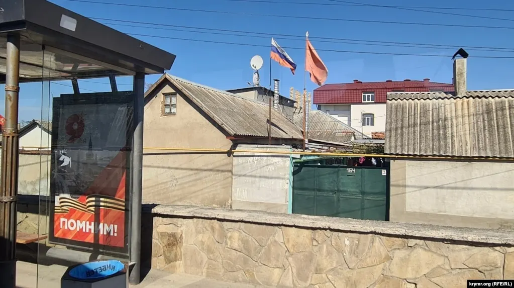 В Крыму и ряде областей сообщают о погибших, раненых и повреждениях после атак беспилотников. Минобороны России заявило о сотнях сбитых дронов; официальных комментариев с другой стороны пока нет.