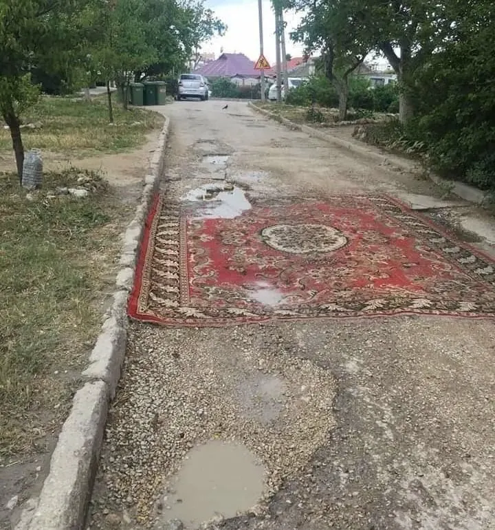 Законопроект предлагает узаконить самостоятельный ремонт дорожного покрытия во дворах и на местных дорогах. Правительство идею не поддержало, указывая, что такие работы должны выполнять специалисты.