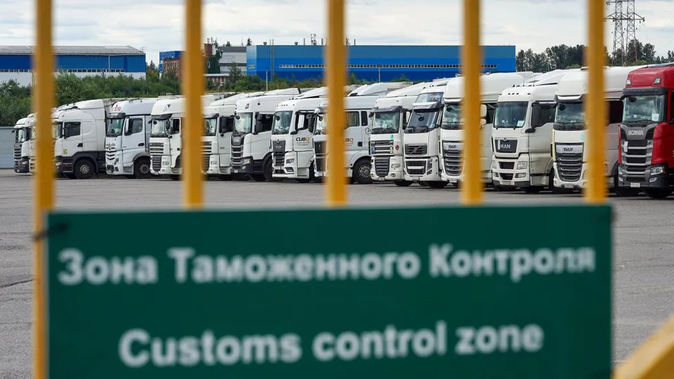 Правительство ввело переходный период для новой системы подтверждения ожидания товаров (СПОТ). Ввод части мер перенесён, упрощённый порядок ввоза из стран ЕАЭС продлён до 31 августа, а некоторые правила вступили в силу сразу.