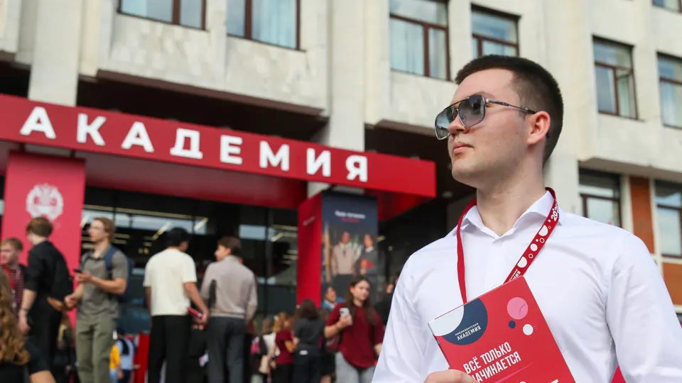 Московским студентам предложили вступить в отряд «БАРС‑Москва» для отражения атак дронов: год службы, контракт с Минобороны, ежемесячные выплаты и обучение.