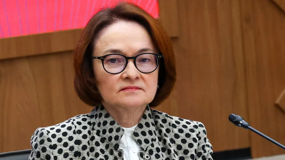 Председатель Центробанка Эльвира Набиуллина, отсутствовавшая на публике почти месяц, примет участие в пресс‑конференции после заседания совета директоров по ключевой ставке 19 июня. Её длительное отсутствие вызывало слухи об отставке и усилило обсуждение влияния бюджетных рисков на монетарную политику.