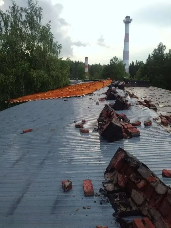 Порывы ветра снесли часть кровли пятиэтажного дома в районе Комплекса Политеха. Спасатели обследовали здание, угрозы повторного обрушения и протечек нет.