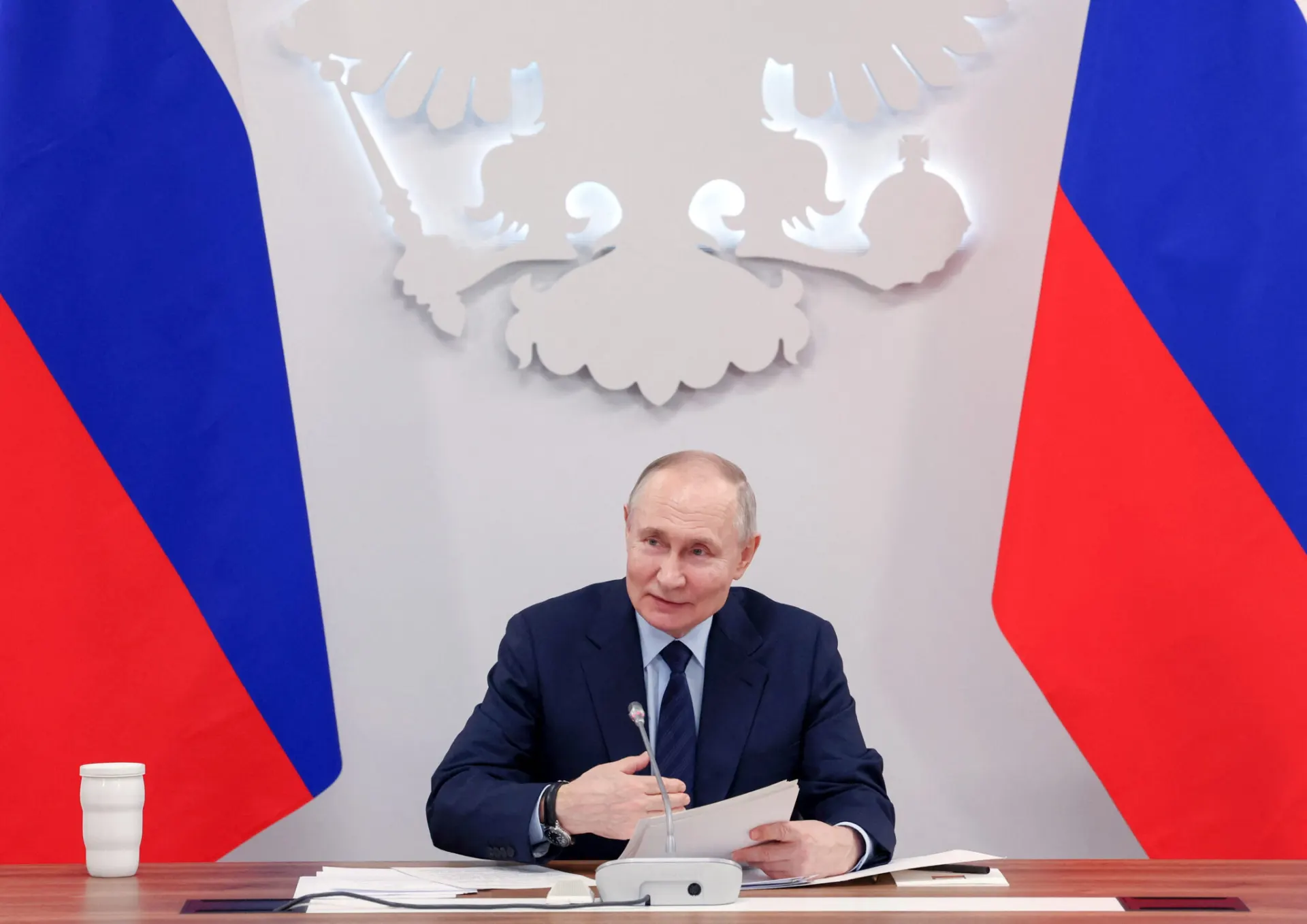 Документ позволяет арестовывать имущество и банковские счета граждан, находящихся за рубежом, для обеспечения исполнения постановлений о назначении административных штрафов. Нормы начнут действовать 1 сентября 2026 года.