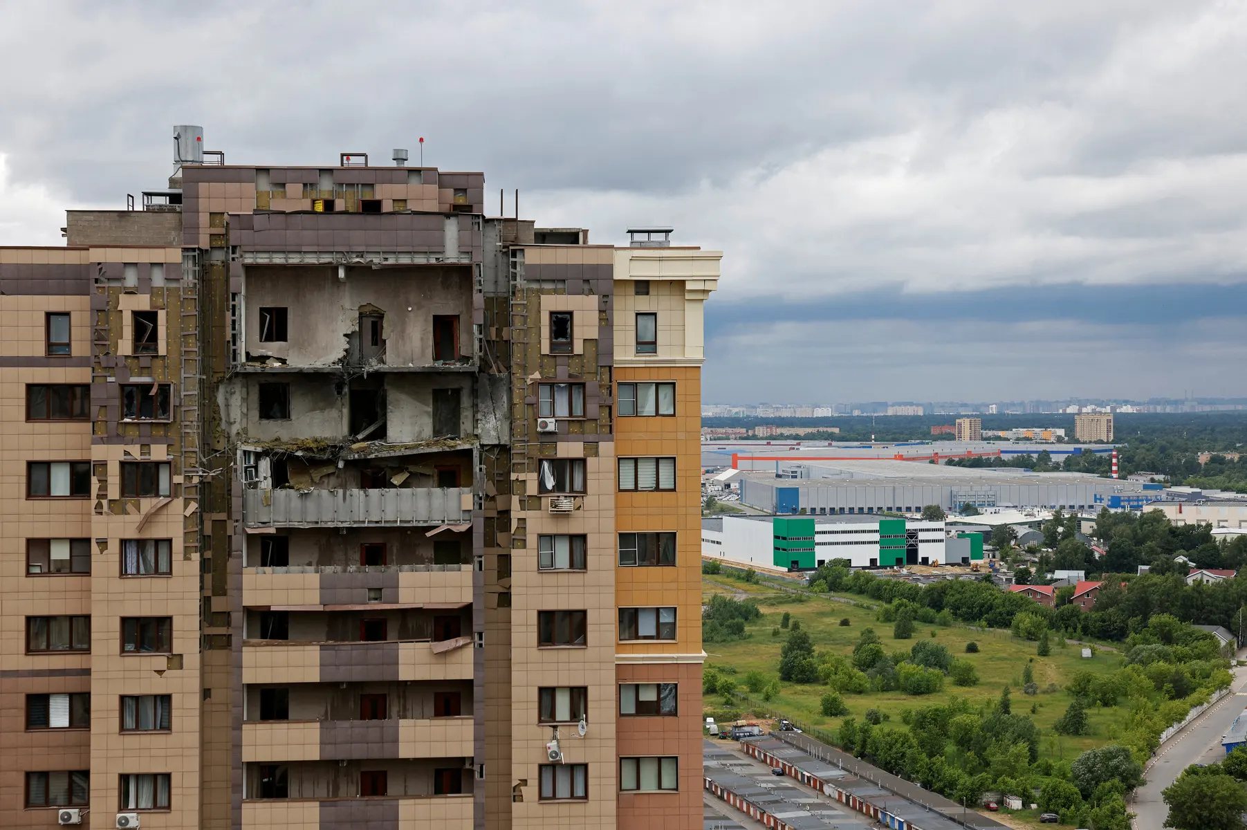 Губернатор Московской области сообщил о погибшей ребёнке и повреждении 18 многоквартирных домов после массированной атаки беспилотников 18 июня. В регионе продолжаются работы по ликвидации последствий и оказанию помощи пострадавшим.