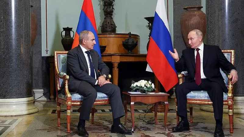 Российский лидер позвонил премьеру Армении: поздравил с днём рождения и обсудил итоги заседания Высшего евразийского экономического совета в Астане, где одной из ключевых тем стало участие Армении в ЕАЭС на фоне её планов по сближению с ЕС.