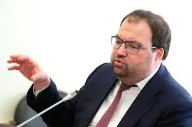 Министр цифрового развития Максут Шадаев заявил на ПМЭФ-2026, что обязательная возрастная идентификация пользователей должна быть встроена в онлайн‑платформы в ближайшее время; ведомство изучает соответствующий опыт зарубежных сервисов.
