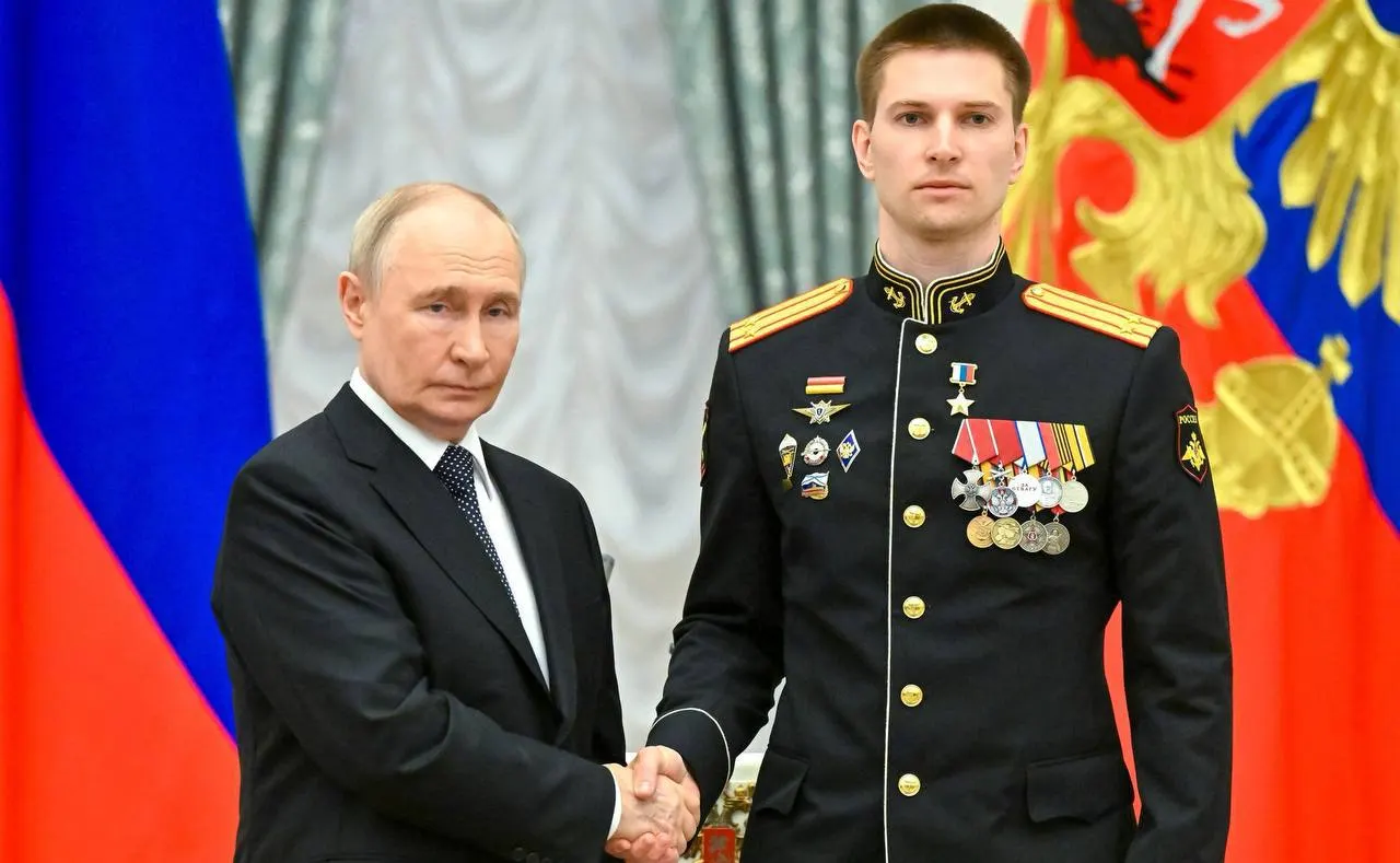 В Кремле президент лично наградил подполковника Ивана Берестовского за мужество в ходе специальной военной операции: он был дважды ранен, уничтожил три «Леопард-2» и участвовал в освобождении более 40 населённых пунктов.