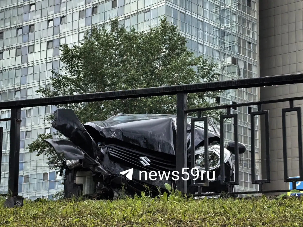 Suzuki врезалась в ограждение Коммунального моста после столкновения с другим автомобилем; на место приехали полиция и скорая, о пострадавших не сообщают.