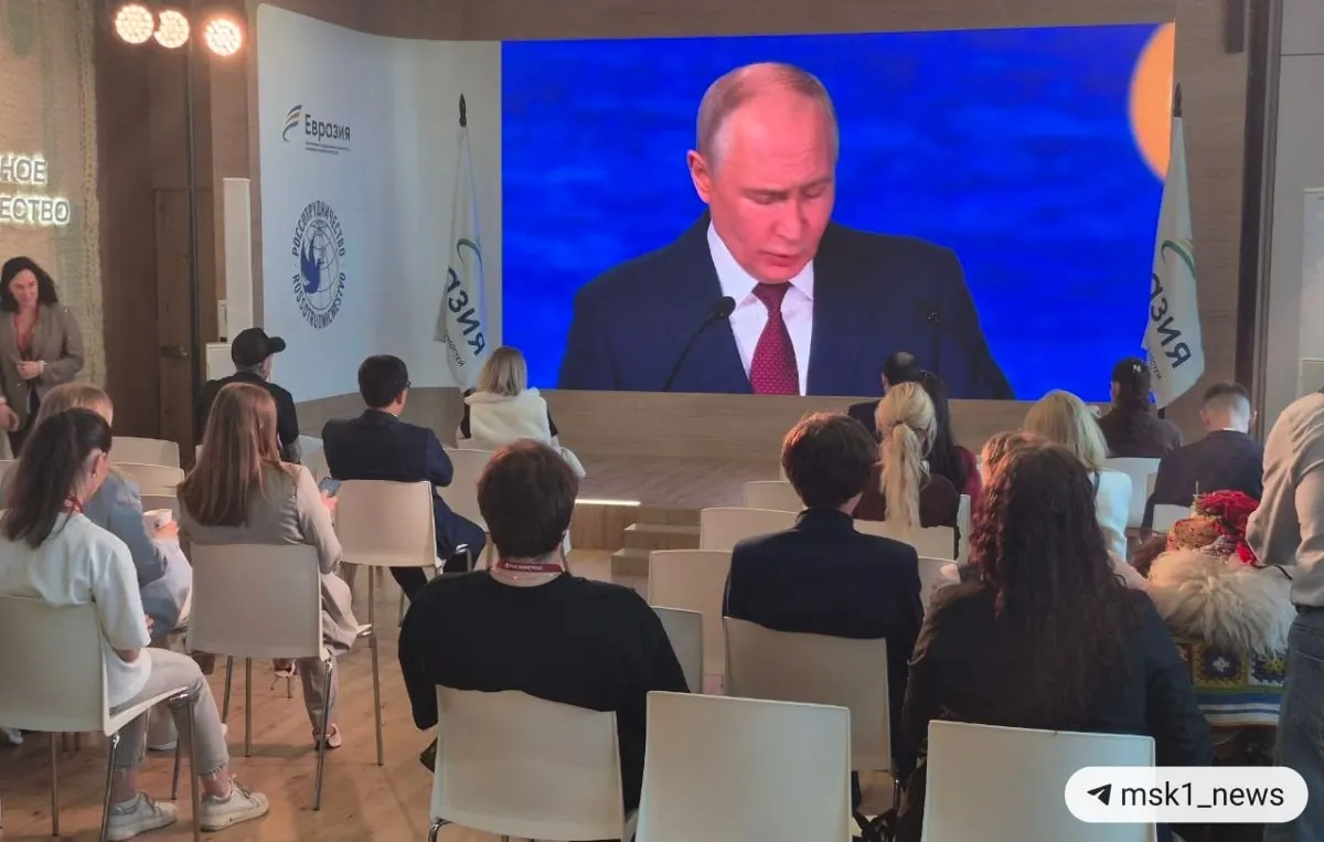 Глава государства заявил, что экономический рост смещается в пользу новых центров Глобального Юга; вклад БРИКС превышает вклад G7, а действия против резервов России отразились на долларе и евро.