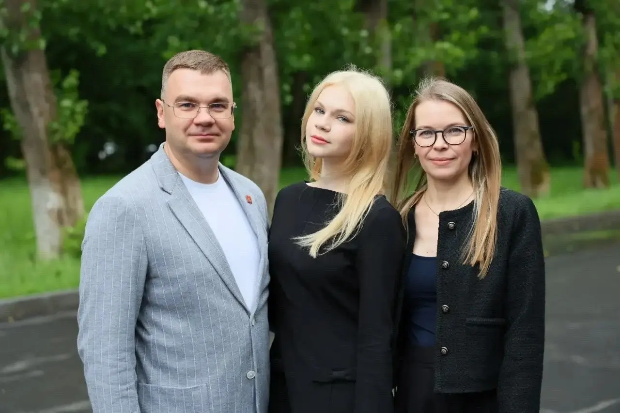 Софья, старшая дочь мэра Перми Эдуарда Соснина, получила максимальный балл по обществознанию; в Перми отметили 56 стобалльников.