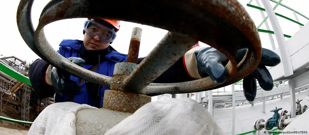 Утром в Уфе были атакованы объекты крупного нефтехимического кластера: по сообщениям, повреждены по крайней мере два завода, на территории зафиксированы возгорания. Власти говорят о попытках отражения налёта и принимают дополнительные меры по защите и стабилизации поставок топлива.