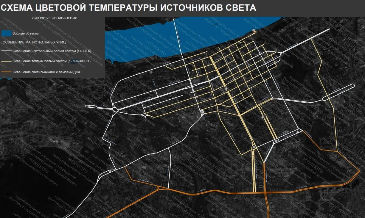 В мэрии объяснили: выбор тёплого или холодного света определяется светотехническим расчётом и категорией дороги — пешеходные переходы подсвечивают другим тоном для привлечения внимания.