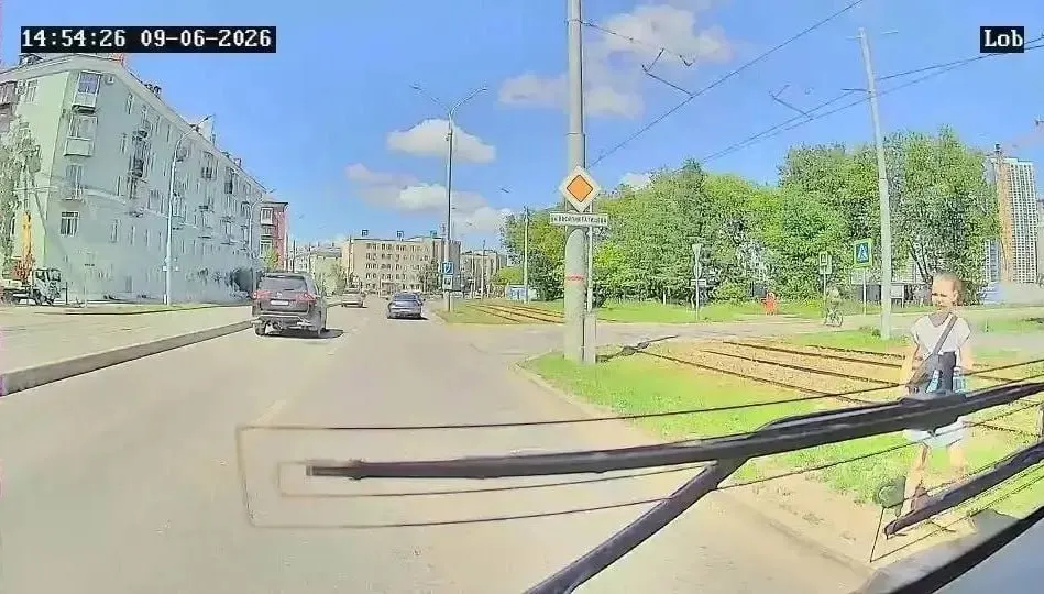 Ребёнок доставлен в больницу в тяжёлом состоянии, она не может сообщить свои данные. Администрация района и следователи просят помочь в поиске родителей.