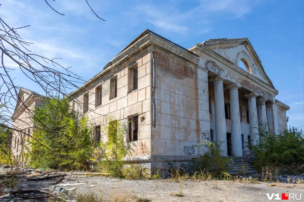 В микрорайоне Весёлая балка под ковш экскаватора ушёл ДК «Дружба». Рядом также планируют разобрать концертно‑спортивный зал; строения признали невосстановимыми и продали застройщику.