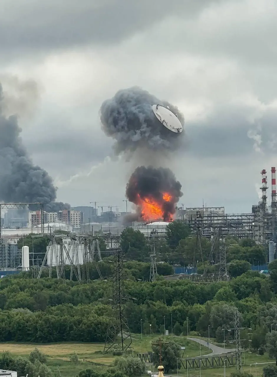 Ночью 18 июня силы ПВО отразили массовую атаку беспилотников: по данным Минобороны, сбито 555 БПЛА, ряд целей достигнут — на НПЗ в Капотне и на рынке «Садовод» зафиксированы пожары и разрушения. Введены ограничения движения и авиационные ограничения в аэропортах столицы.