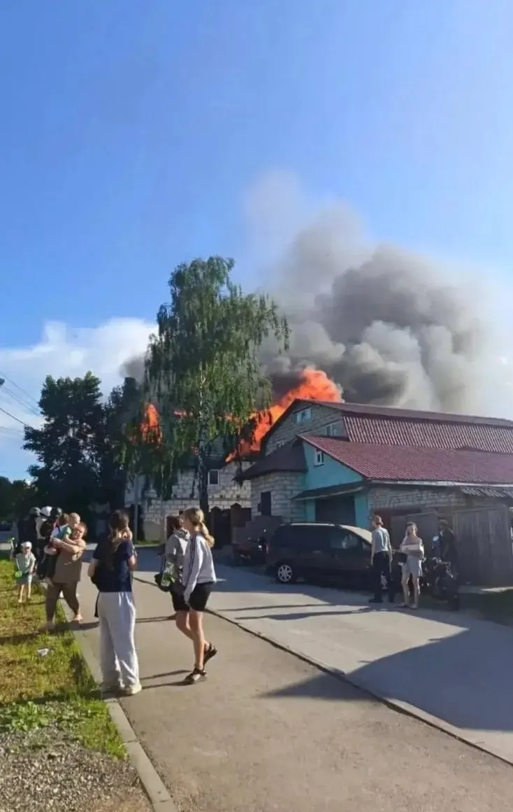 На улице Запольская в Закамске загорелась крыша каменного дома. На месте работают пожарные, сведения о пострадавших не поступали.