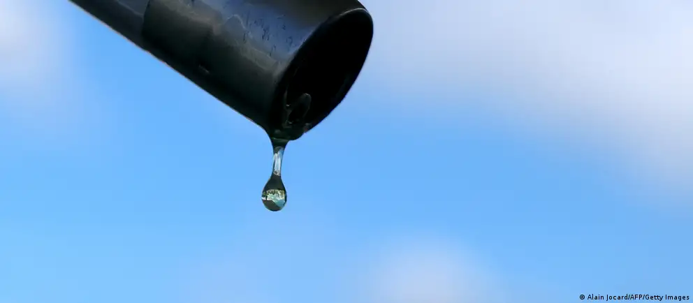 Удары дронов по нефтеперерабатывающим мощностям и логистическим маршрутам сокращают производство и поставки топлива. Летний рост спроса может привести к расширению перебоев и повышению цен.
