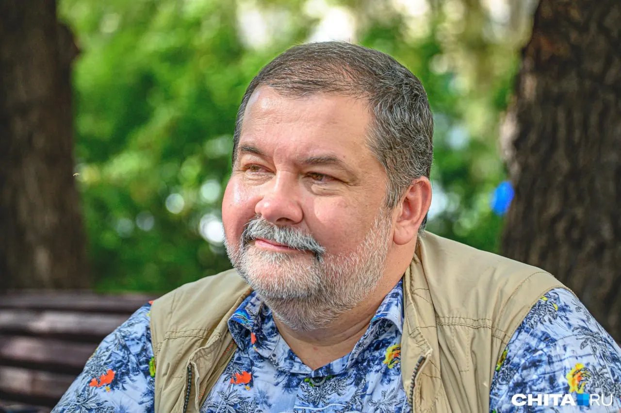 Писатель приедет на премьеру постановки по своей книге. Премьеры пройдут 16–18 июня; автограф‑сессия и встреча с автором назначены на 15 июня и доступна только обладателям билетов.