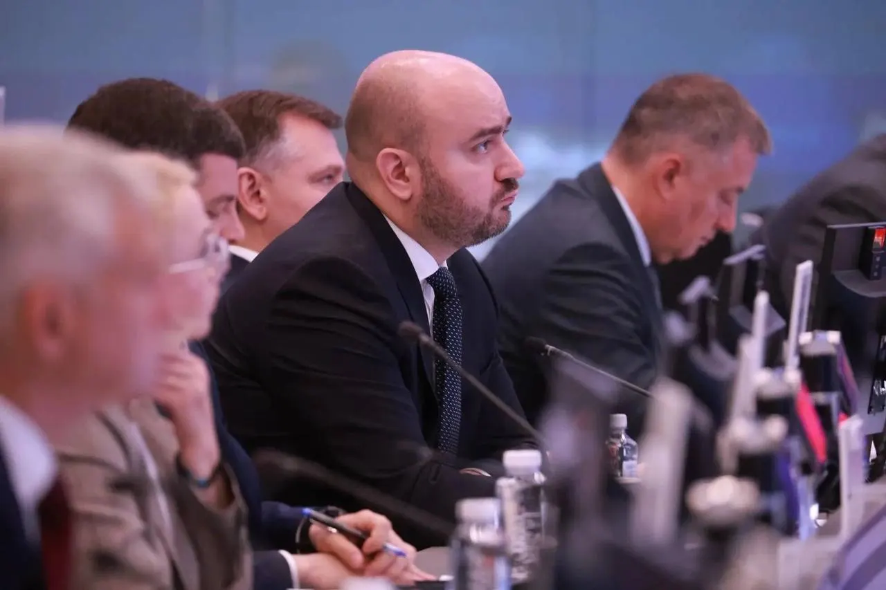 Вячеслав Федорищев принял участие в совещании по поставкам бензина и дизеля, где обсуждали стабильность рынка и координацию между федеральным центром, регионами и поставщиками.