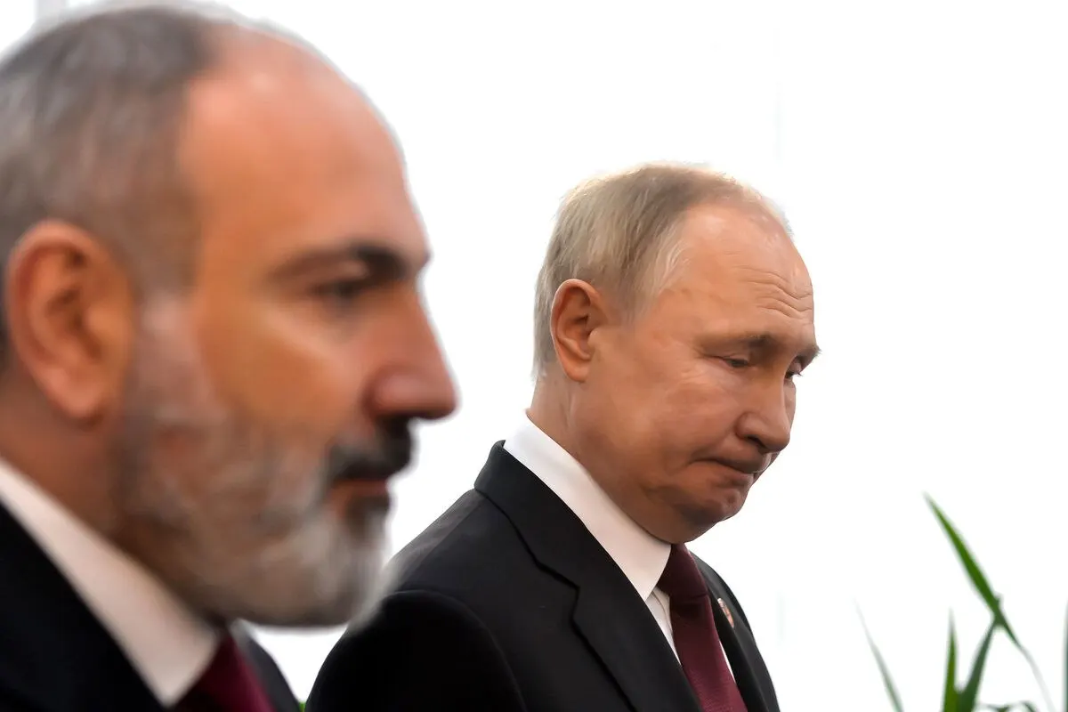 Путин направил премьер-министру Армении поздравление с пожеланиями здоровья и успехов, отметив дружественный характер отношений. Это происходит на фоне недавних разногласий вокруг европейской интеграции Армении и введённых Россией торговых ограничений.
