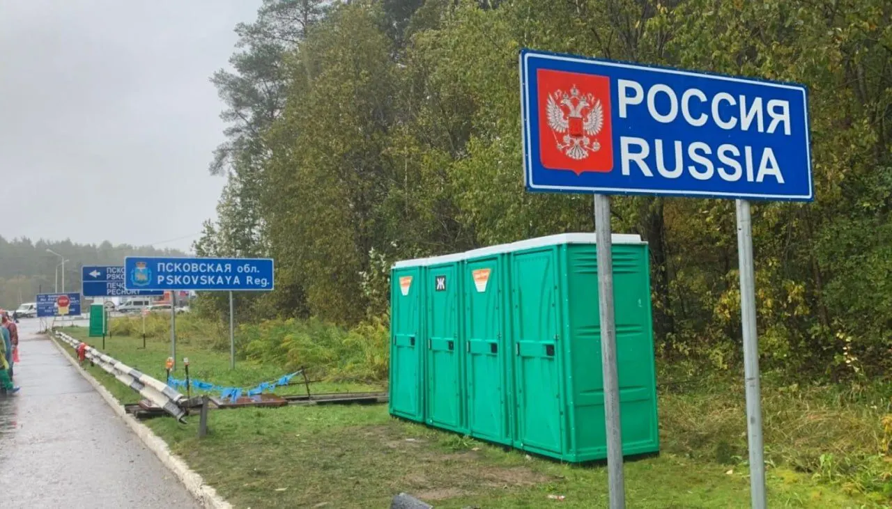 В 21-м пакете санкций Евросоюз планирует ввести полный визовый запрет для тех, кто служил в российских вооружённых силах или прокси‑формированиях с начала полномасштабного вторжения. Остаются спорные вопросы идентификации, а также применения правил к срочникам и дезертирам.