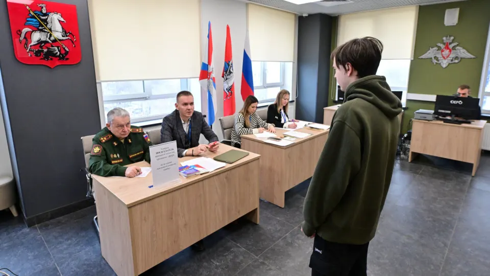 В реестрах воинского учёта начали появляться не только данные прописки, но и реальные адреса проживания. Правозащитники предупреждают, что это делает скрыться от призыва сложнее: данные могут подтягиваться из госсистем, а нарушения учёта караются штрафом.