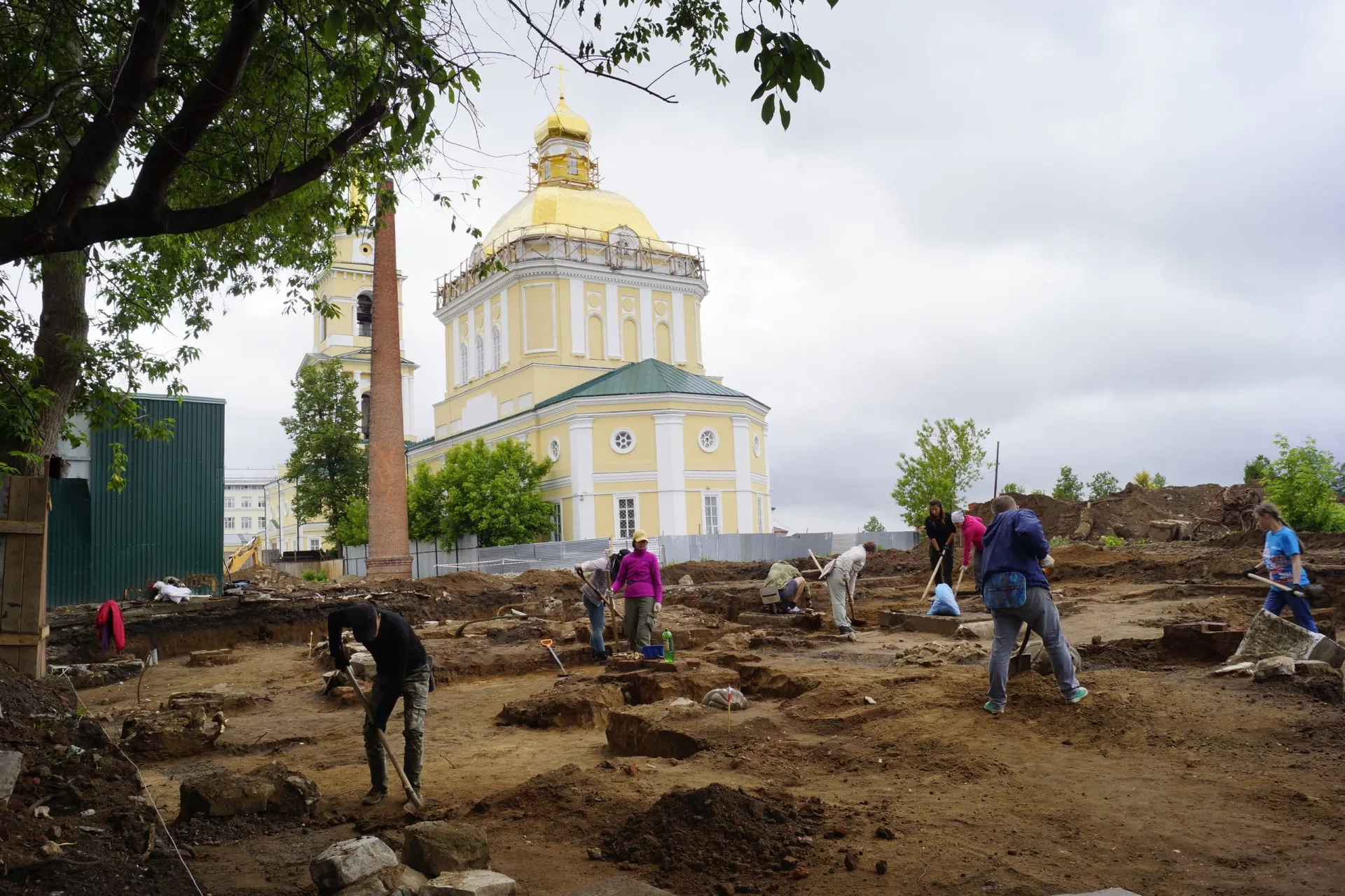 Камская экспедиция нашла в Архиерейском квартале Перми надгробия XIX — начала XX века. Планируется создание зоны памяти и светской зоны с яблоневым садом; сроки реконструкции пока не названы.