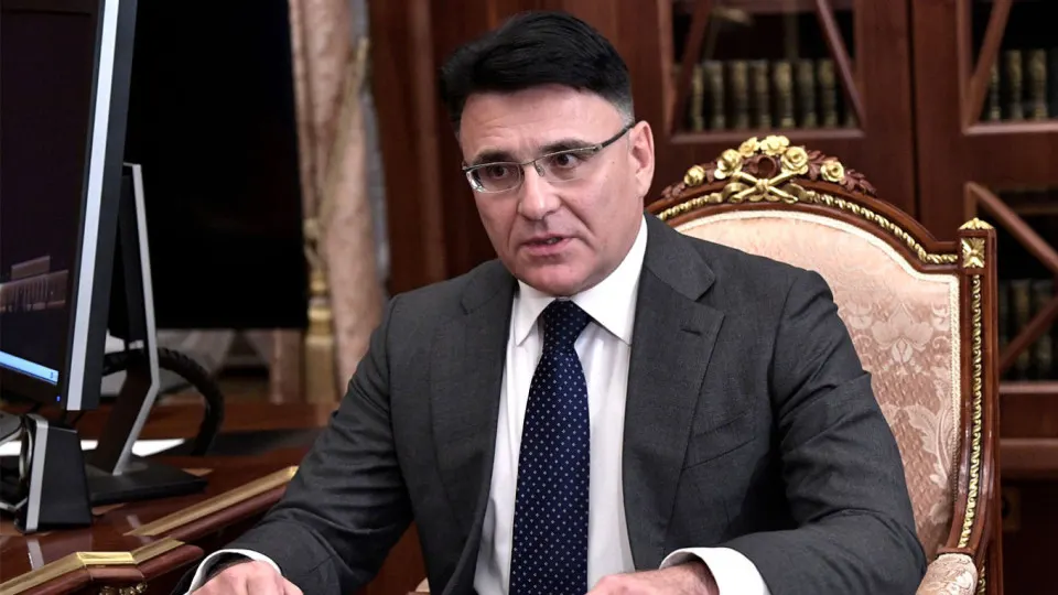 Гендиректор крупного медиа‑холдинга выступил за введение квот и системы отбора иностранных фильмов, чтобы освободить экранное время для российских лент. Ранее были предложения о входных взносах и отчислениях; Минкульт получил поручение ускорить принятие решения.