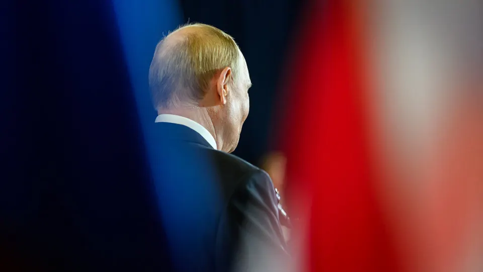Государственное исследовательское учреждение перестало публиковать «открытый» рейтинг доверия президента: он упал до 29,5% в начале апреля. Параметры «одобрения» остаются выше, но также демонстрируют снижение; эксперты говорят о накоплении экономических и социальных тревог.