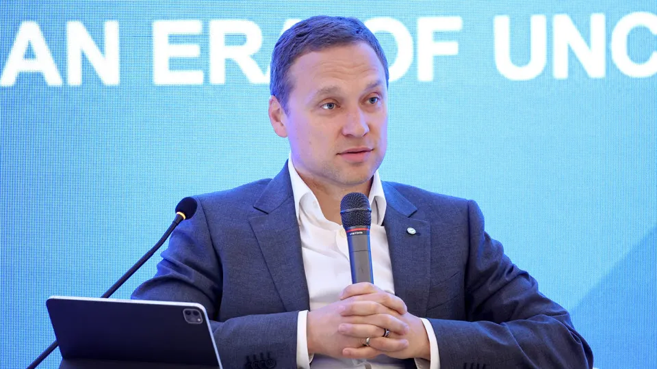 Зампред правления Сбербанка Тарас Скворцов заявил, что клиенты массово выводят деньги из банков — наличность не возвращается в систему, а бизнес всё чаще расплачивается «в конвертах». Банки фиксируют заметный отток средств.