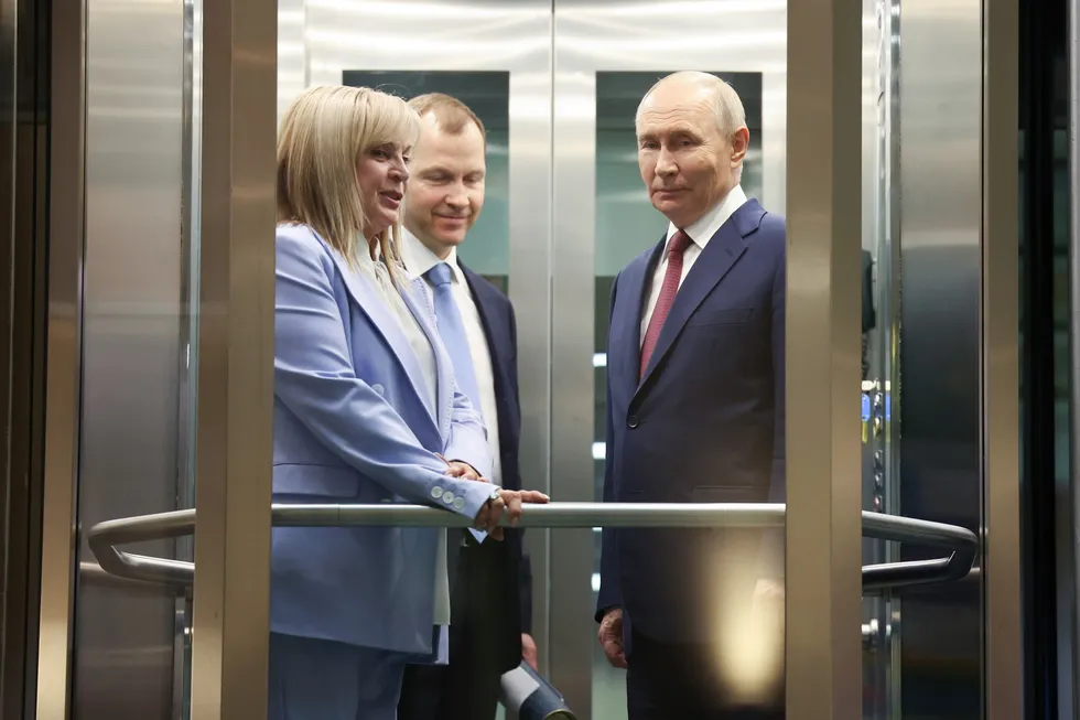 Источники, близкие к администрации президента, говорят, что представители силовых структур предлагают отменить или перенести выборы в Госдуму из‑за экономических проблем и падения рейтингов; в аппарате президента и политблоке ведутся споры о целесообразности таких шагов.