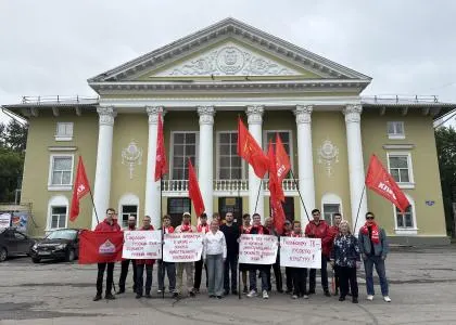 В День русского языка городские власти отказали коммунистам в согласовании митинга в центре, сославшись на якобы другое мероприятие; активисты пришли к памятнику без партийной символики и не нашли там заявленных событий.