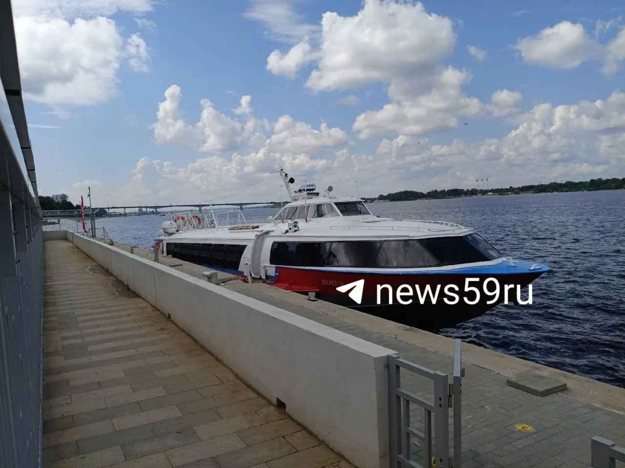 Скоростной теплоход «Восход‑50», отправлявшийся на ремонт в Ленинградскую область, снова пришвартовался на пермской набережной. Судно используется для экскурсий и перевозки жителей в отдалённые районы, вмещает около 70 пассажиров.