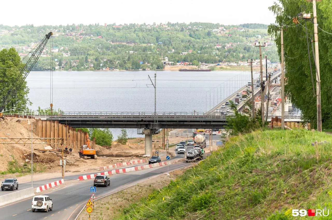 На подъезде к Чусовскому мосту из‑за строительных работ остаётся зауженный проезд и возникают пробки. Рабочие усиливают старые опоры и возводят новые — новый путепровод откроют осенью, все работы завершат к июлю 2027 года.