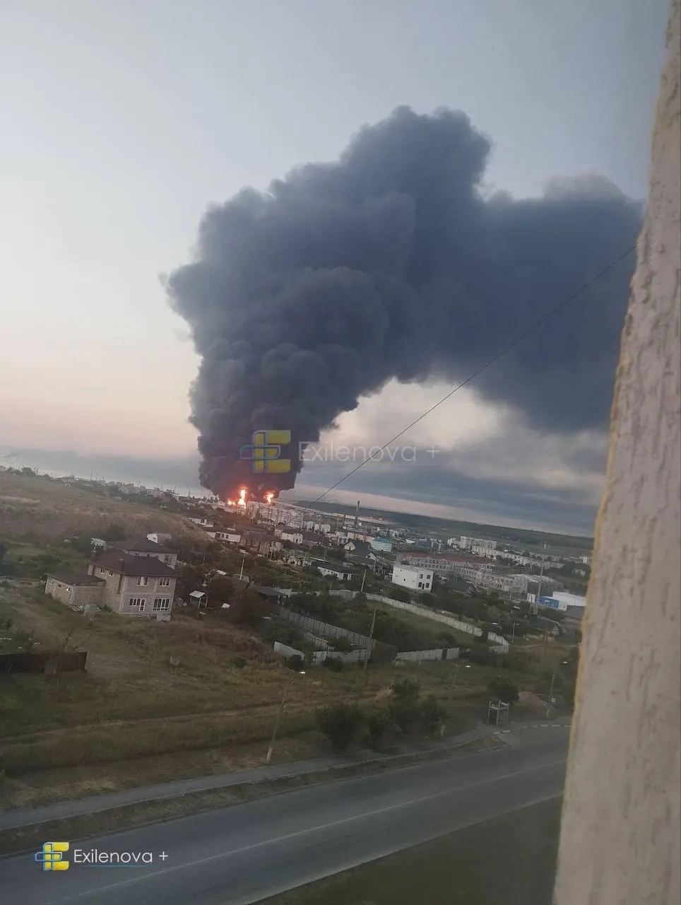 В результате удара дронов в Керчи погибли как минимум пять человек, десятки получили ранения. Сообщается о пожарах на нефтебазе и повреждениях жилых домов; власти также заявляют о поражениях зенитных комплексов.
