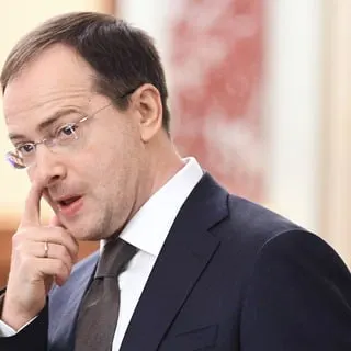 Помощник президента выступил за возвращение обязательной отработки для студентов, обучающихся на бюджете: заключение трудовых контрактов и распределение по месту работы, по его мнению, помогут решить дефицит кадров в регионах.