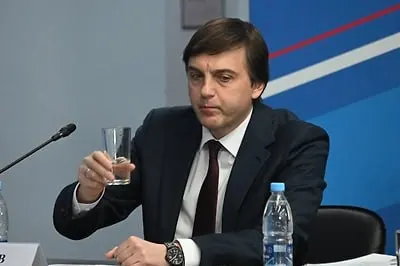 Минпросвещения утвердило список внеклассного чтения на летние каникулы: в него вошли современные и патриотические книги о Родине и подвигах современных защитников, в том числе о героях специальной военной операции.